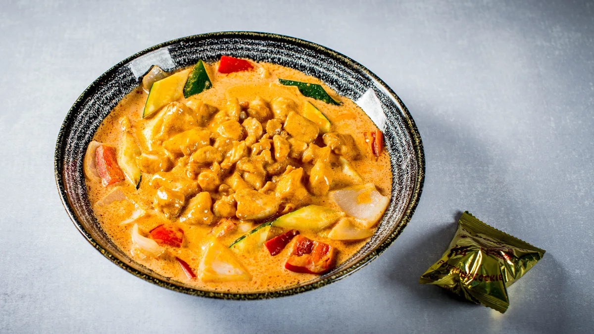 Rdeči tajski curry s popečenim piščancem