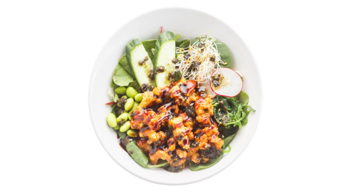 Kergelt vürtsikas tofu-avokaado-don teriyaki-kastmega (V, L)