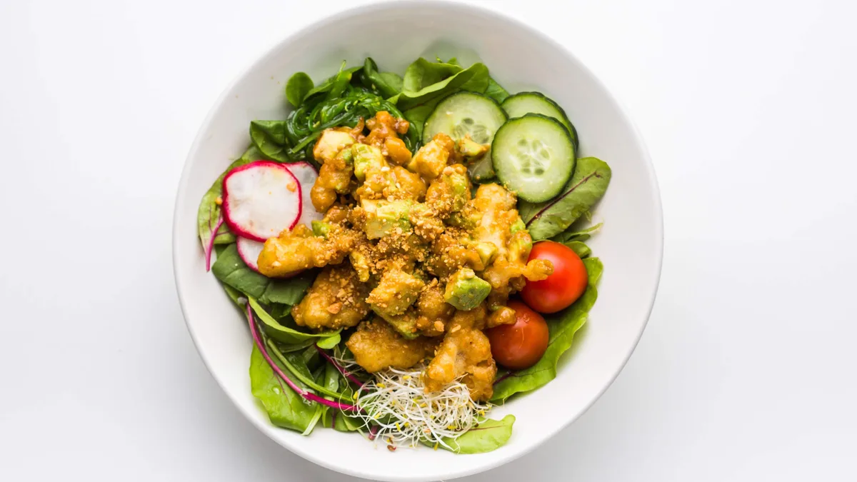 Maapähkline tofu-avokaado-don (V, L)