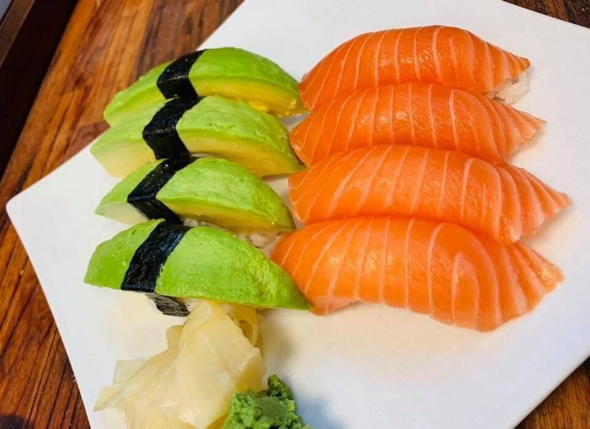Lax and Avokado Nigiri