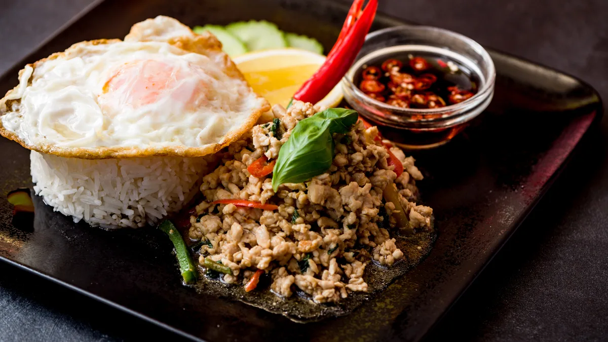 🌶Phad kra prao - Aprított húsos wok friss chilivel és friss bazsalikommal