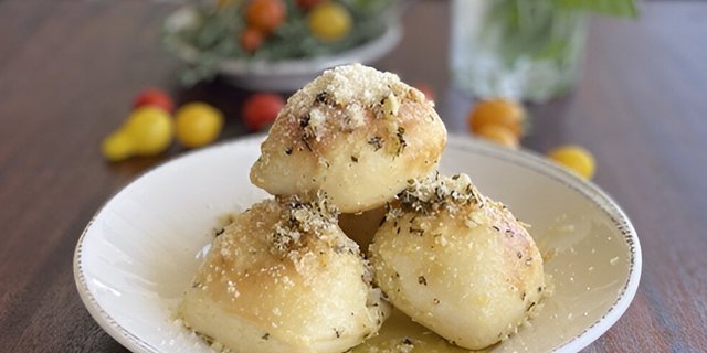 Signature Garlic Rolls