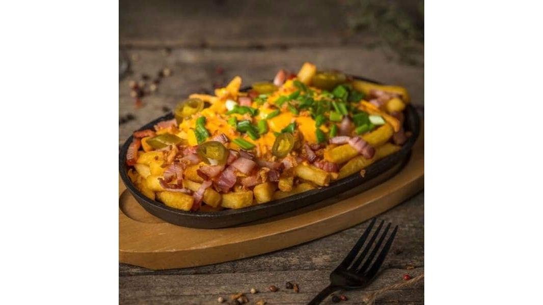Cartofi bacon, sos cheddar și ardei jalapenos