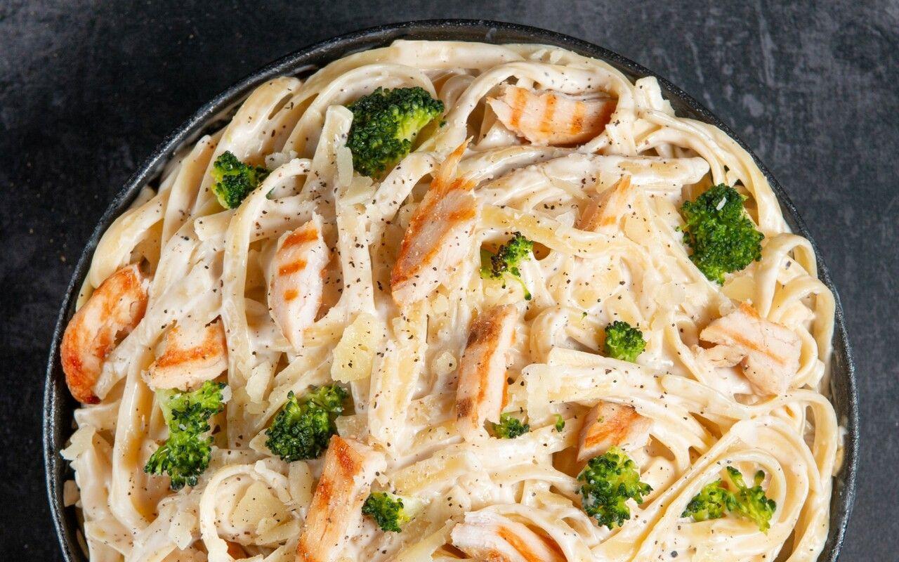 Fettuccine Alfredo Poulet et Brocolis