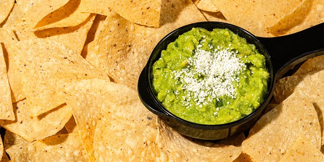 Full Size Guacamole and Chips