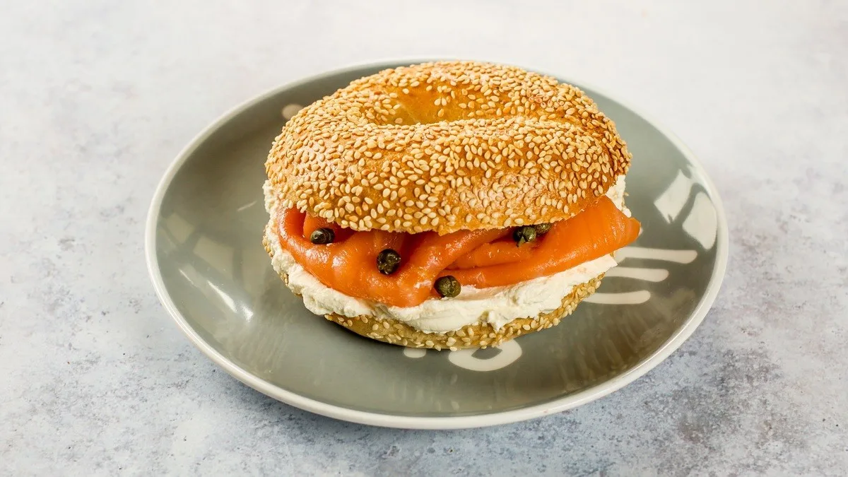 Bagel s krem sirom i lososom