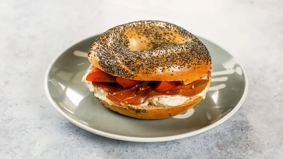 Bagel s krem sirom i pršutom