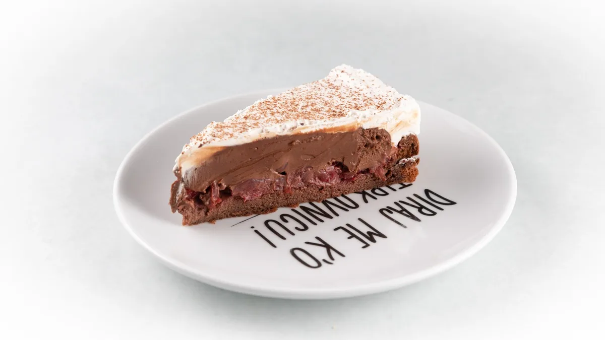 Čokoladna torta s višnjama i šlagom