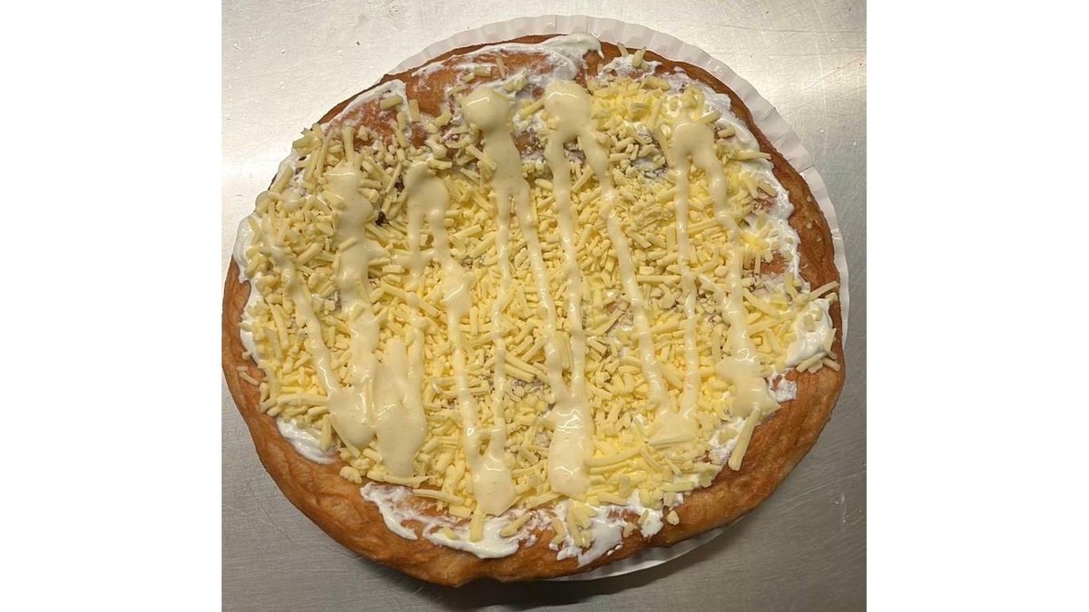 Langos unguresc cu smantana, mozzarella rasa si sos usturoi 250 gr