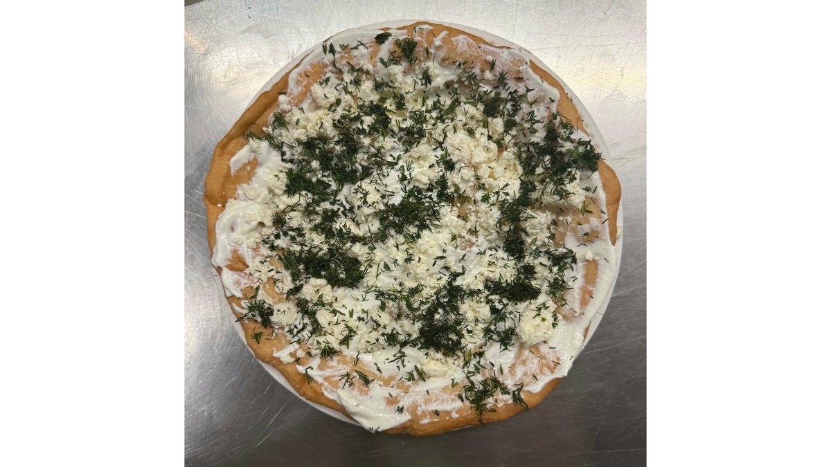 Langos unguresc cu smantana, telemea vaca si marar 250gr