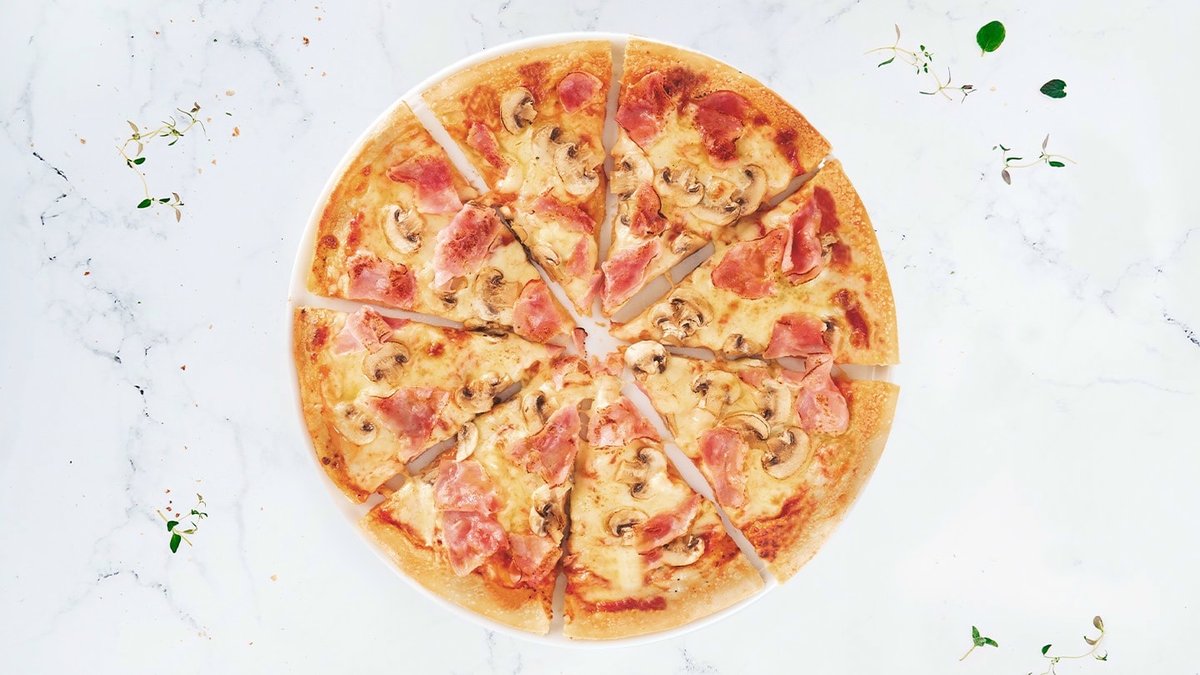 Pizza cu șuncă și ciuperci