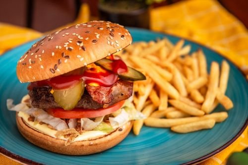 CHEESEBURGER DE PUI CU CARTOFI PRAJITI