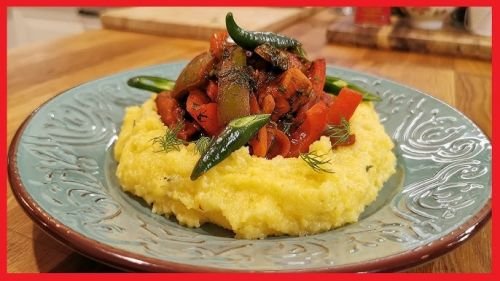 Tigaie picantă cu mămăligă