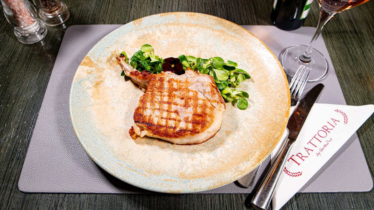 Cotlet de porc tomahawk frăgezit, la grill
