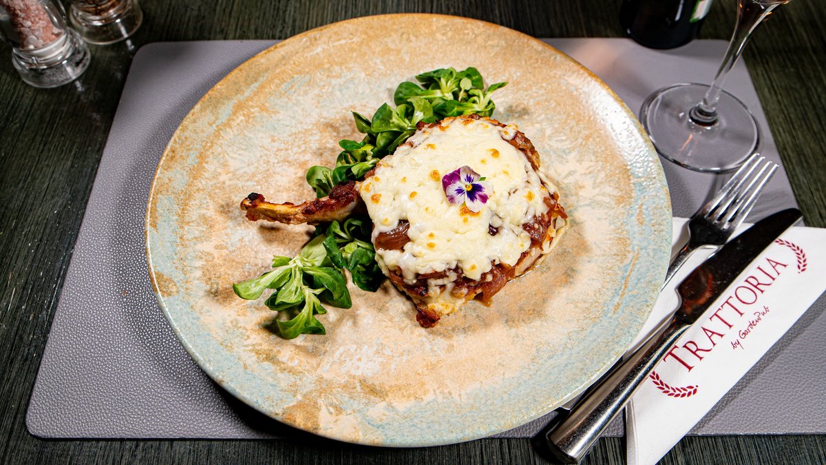 Cotlet de porc tomahawk gratinat