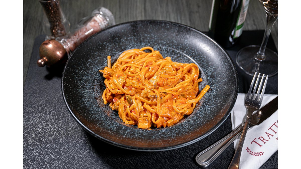 Linguini cu pui și legume în sos rose
