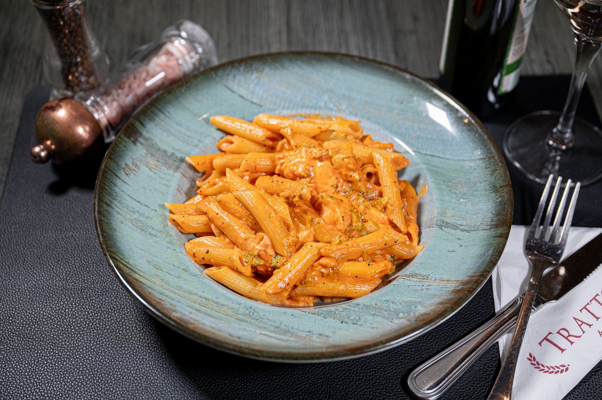 Penne cu somon, broccoli și sos rose