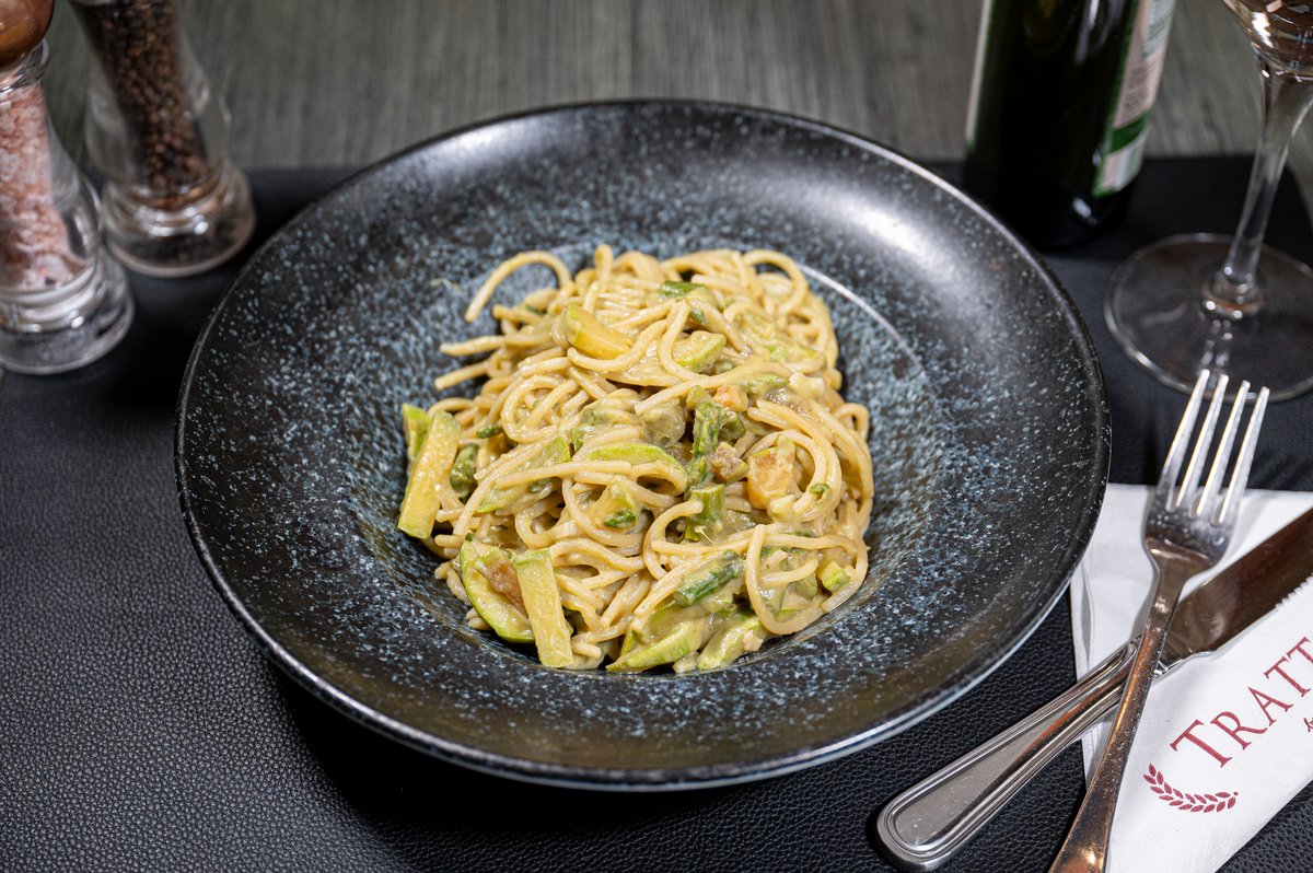 Spaghette cu sparanghel și dovlecel în sos de avocado