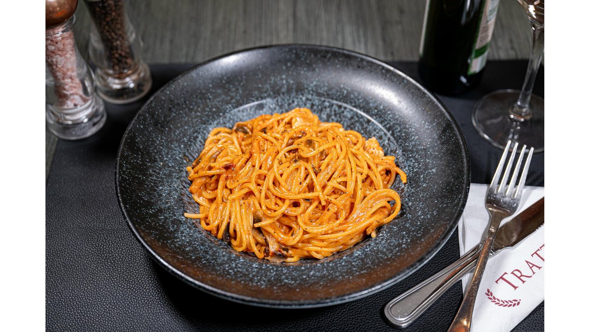 Spaghette curcan și ciuperci în sos rose