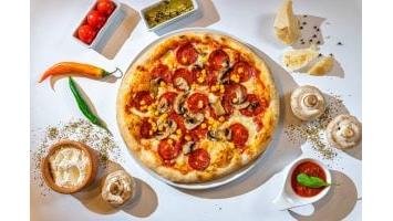 Pizza picantă cu porumb