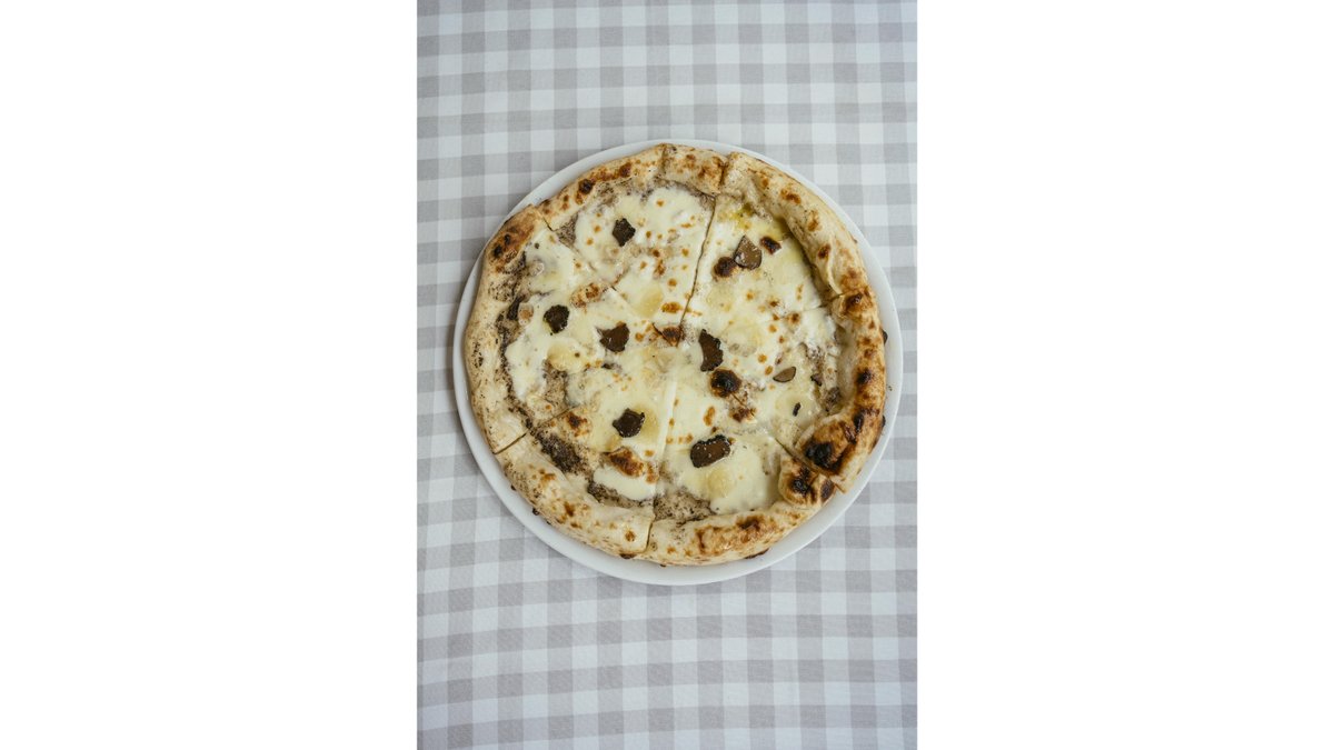 Pizza Quatro Formaggio Con Tartufo