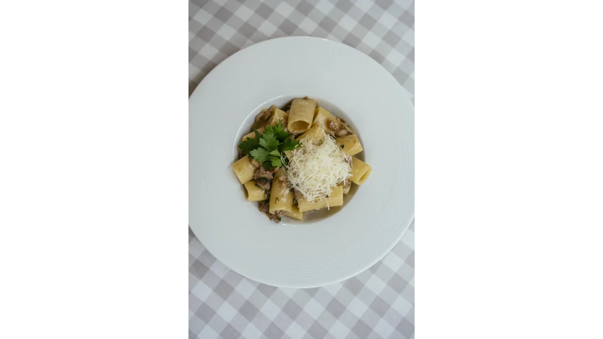 Rigatoni con Stracetti di Manzo