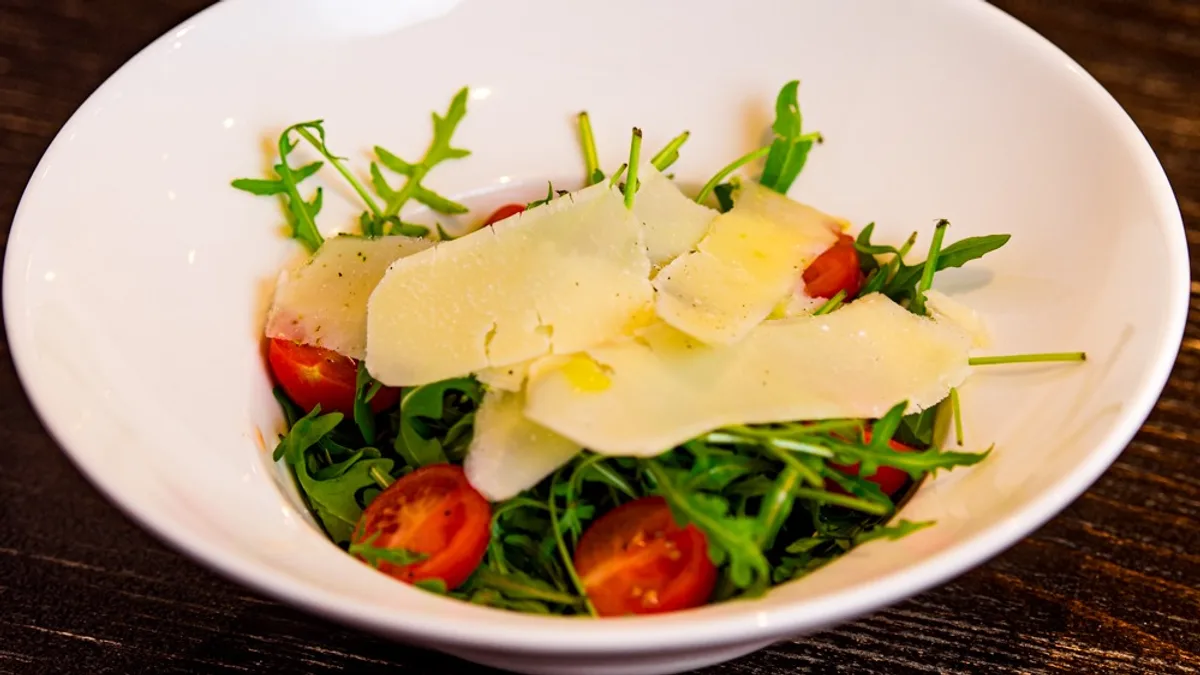 Insalata rucola, datterini IGP e Parmigiano Reggiano DOP