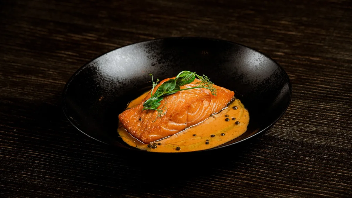 Trancio di salmone fresco – scottato al pepe verde.