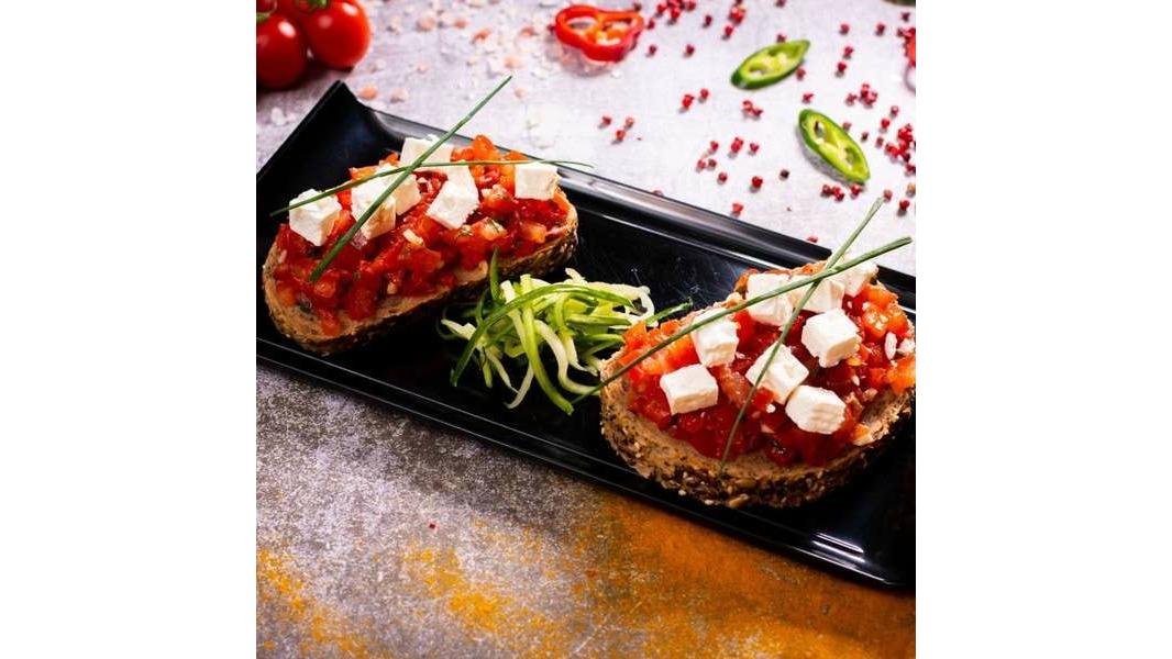 Bruschette con pomodori e feta/Bruschete cu rosii si feta