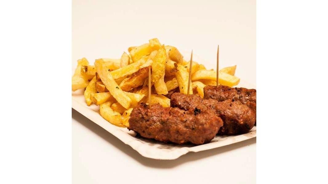 Mici la gratar cu cartofi prajiti