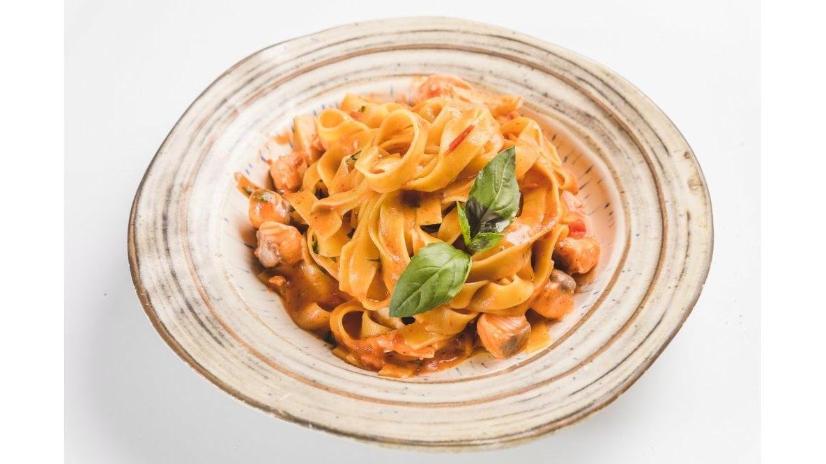 Tagliatelle con Salmone/Tagliatelle cu somon