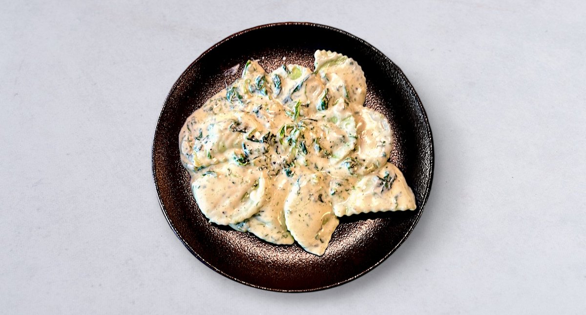 Ravioli ripieni  con  spinaci in salsa di formaggio