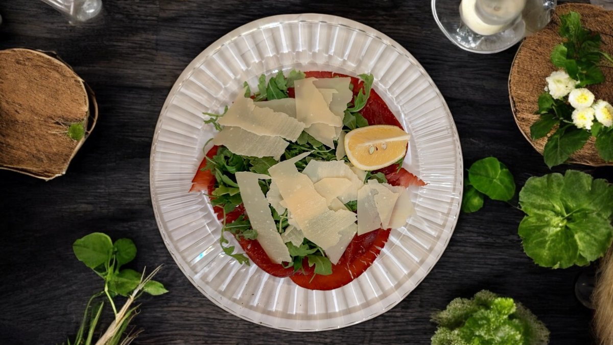 Black angus Carpaccio rucolával és parmezánnal