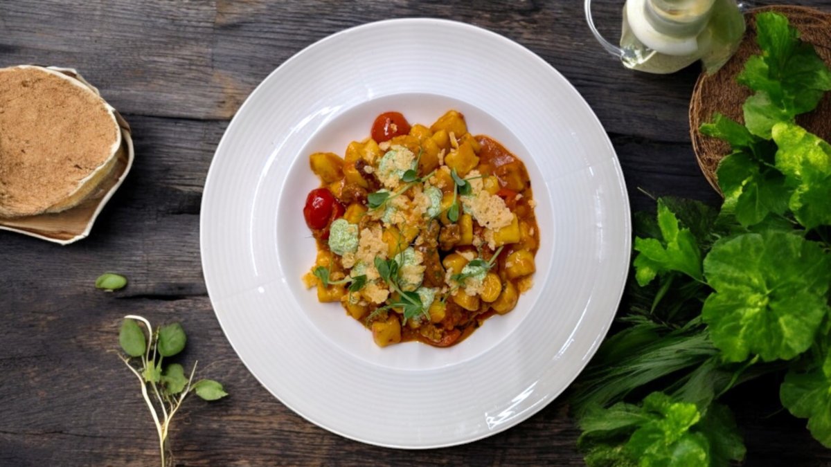 Gnocchi bélszíncsíkokkal n 'duja mártással, ricottás rucola pestóval