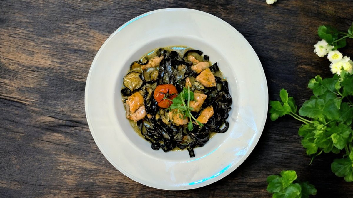 Házi fekete tagliatelle lazaccal, citromos  cukkini szósszal