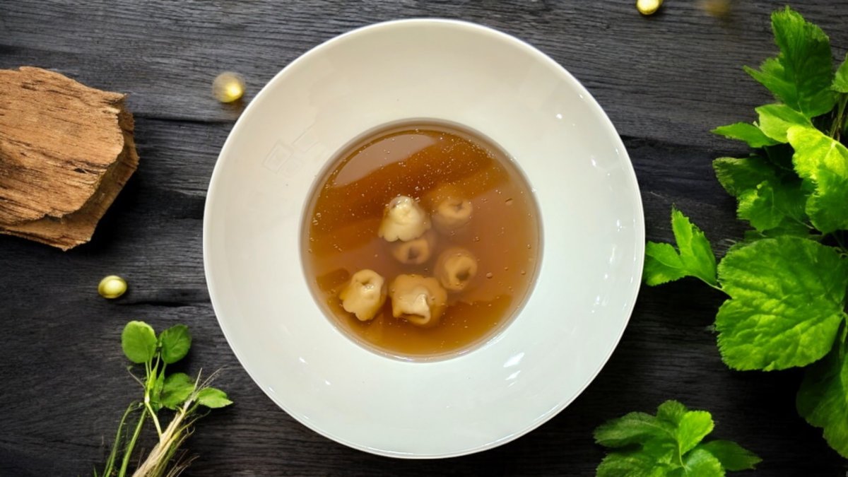 Húsleves sonkával töltött tortellinivel
