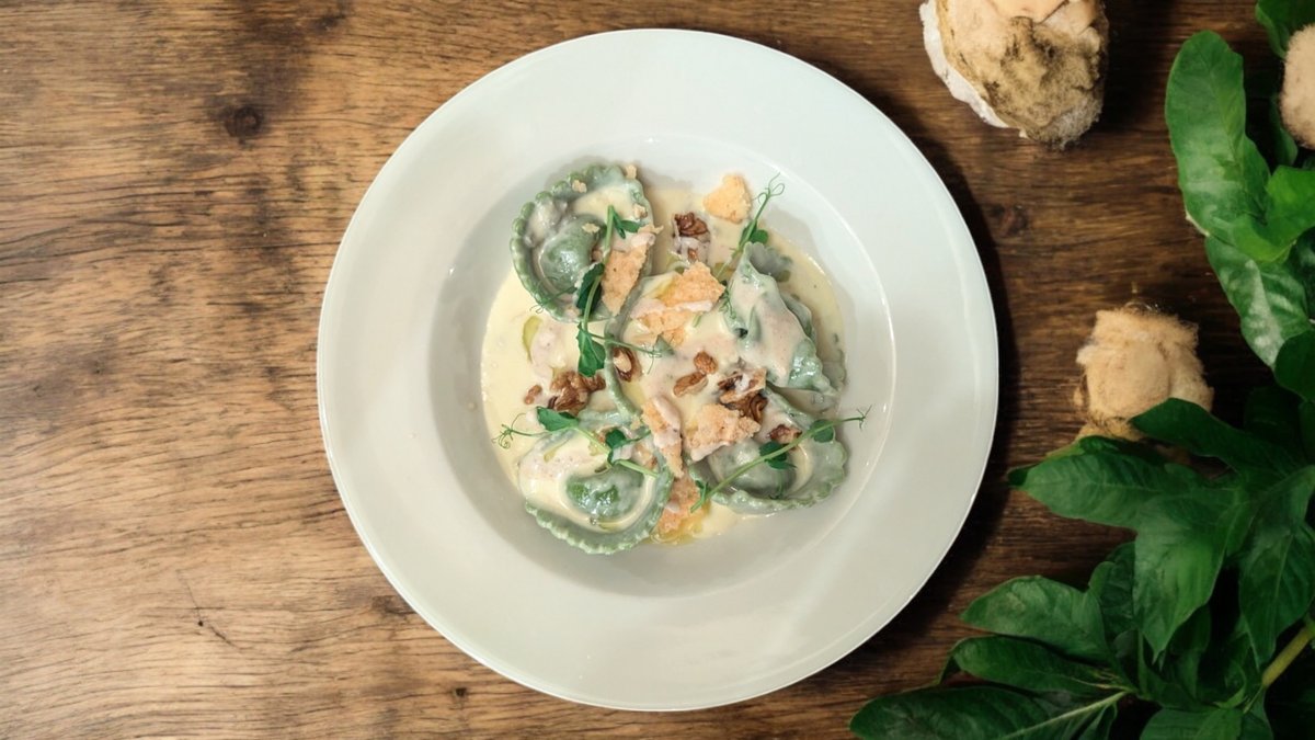 Ricottával és spenóttal töltött zöld házi tortelloni, diós gorgonzola mártással