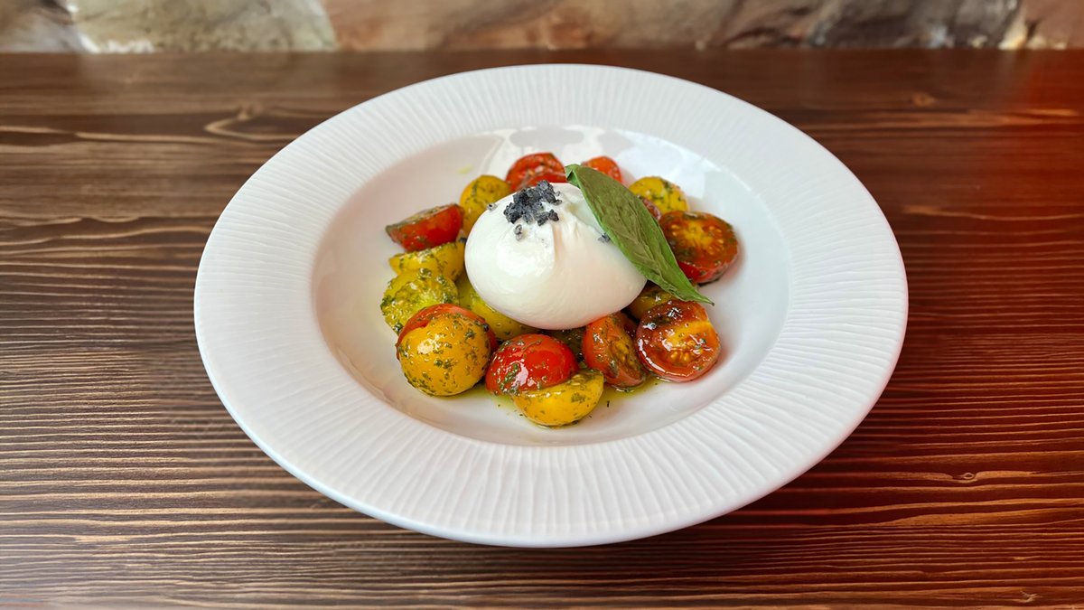 Bivalytejes burrata sajt bazsalikomos, színes koktélparadicsom ágyon