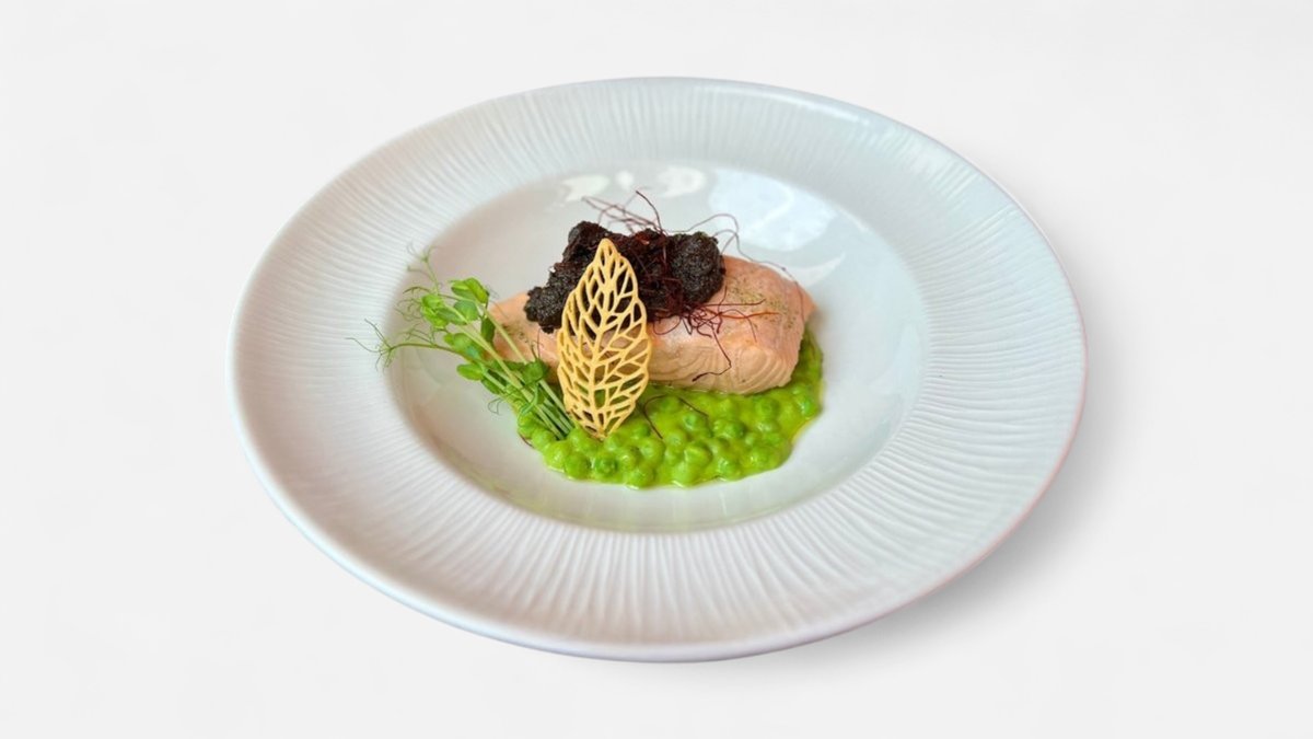 Lazacsteak zöldborsó- és fekete olívakrémmel