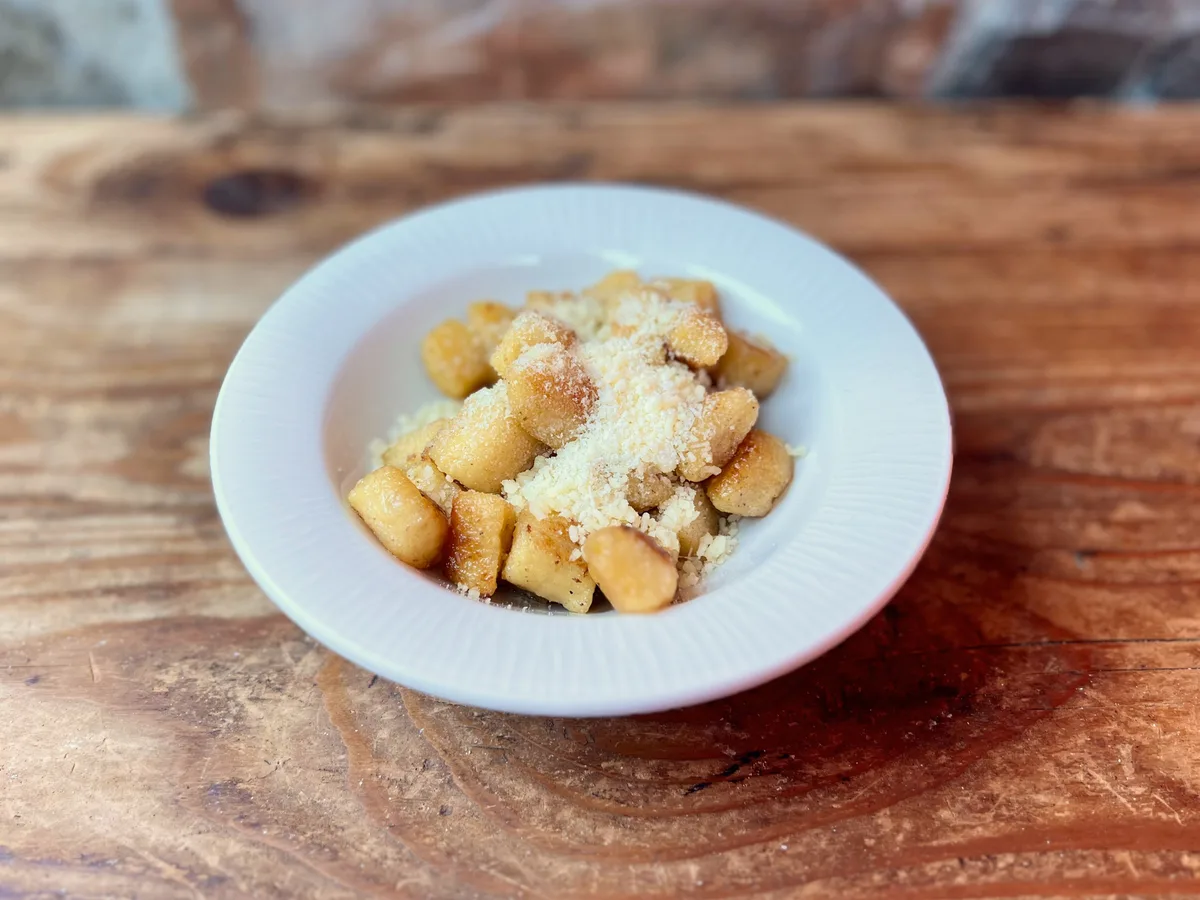 Pirított gnocchi parmezánnal