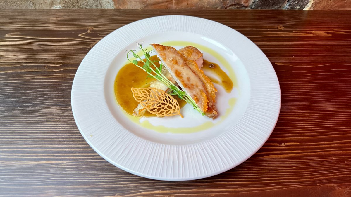 Szuvidált tanyasi csirke steak Asiago sajttal sütve, szárnyas veloutéval