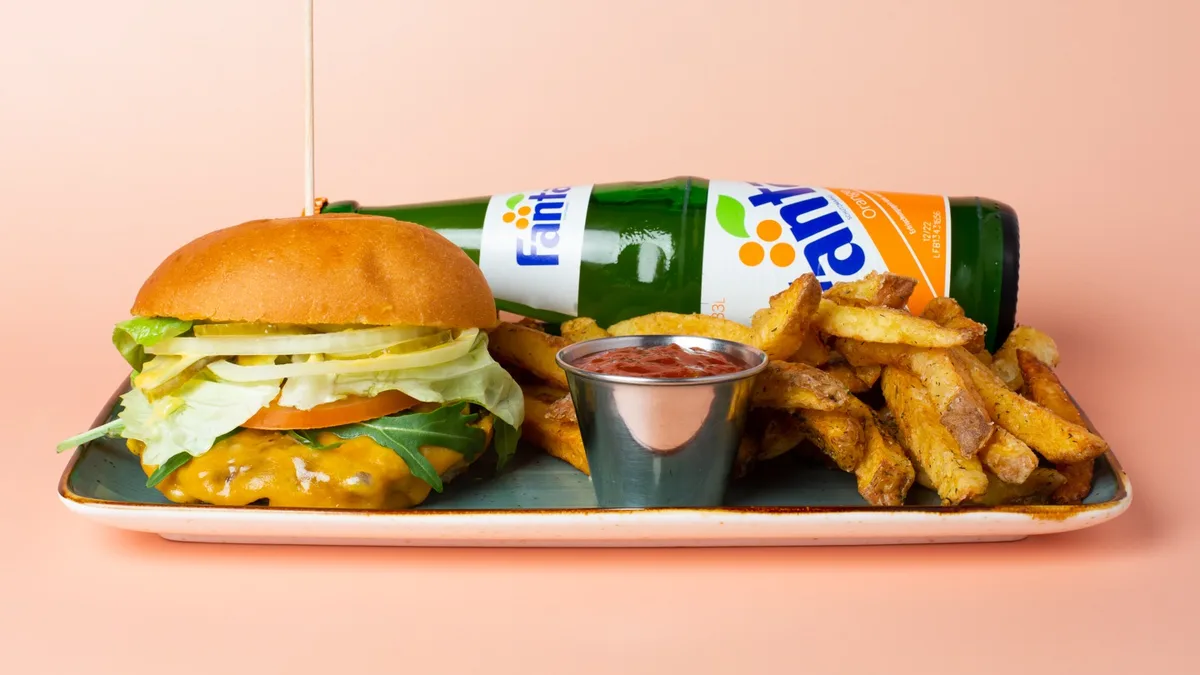 Cheese Burger Menü mit Pommes Frites