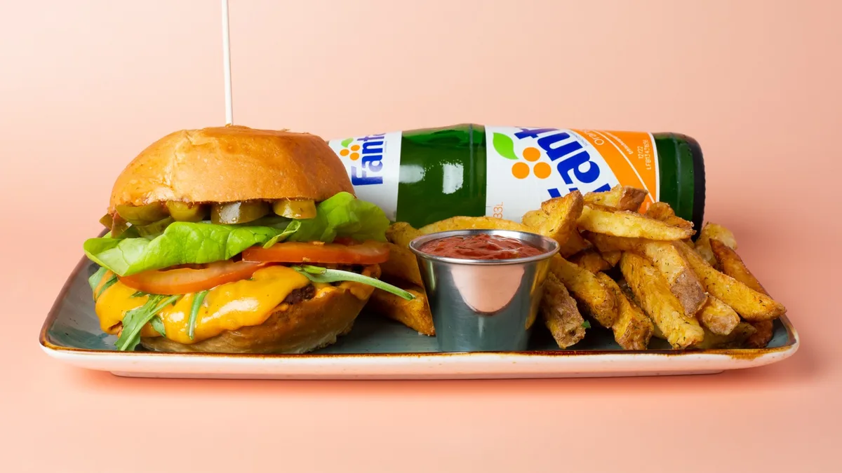 Chili Cheese Burger Menü mit Pommes Frites