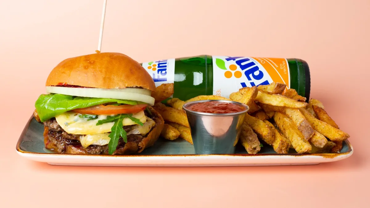 Der Ultimative Undertaker Burger Menü mit Pommes Frites
