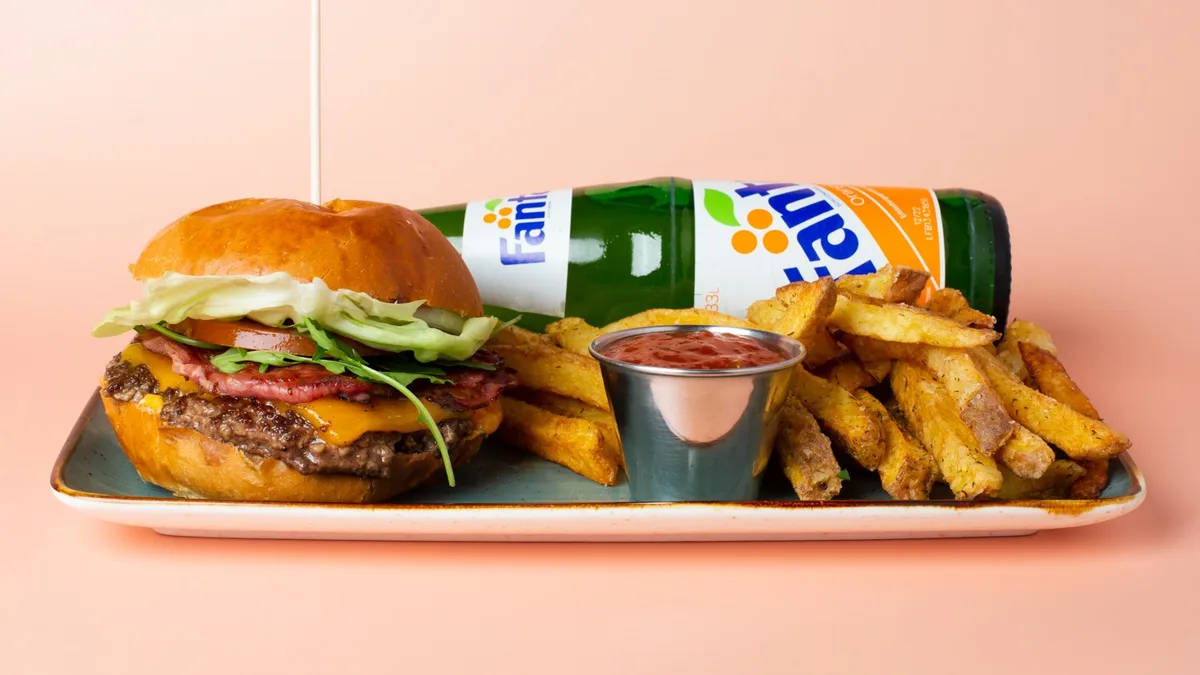 Khanzir Ersatz Burger Menü mit Pommes Frites