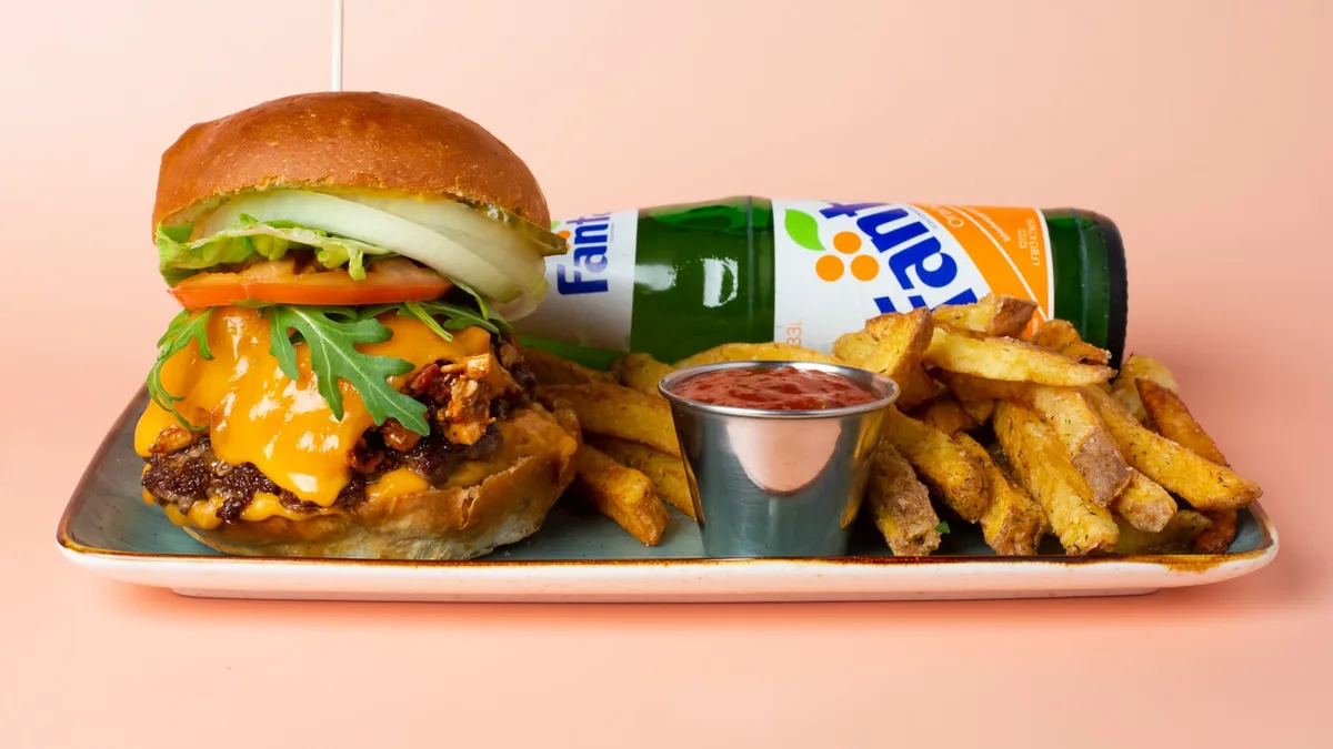 M. Bison Sein Vater Burger Menü mit Pommes Frites