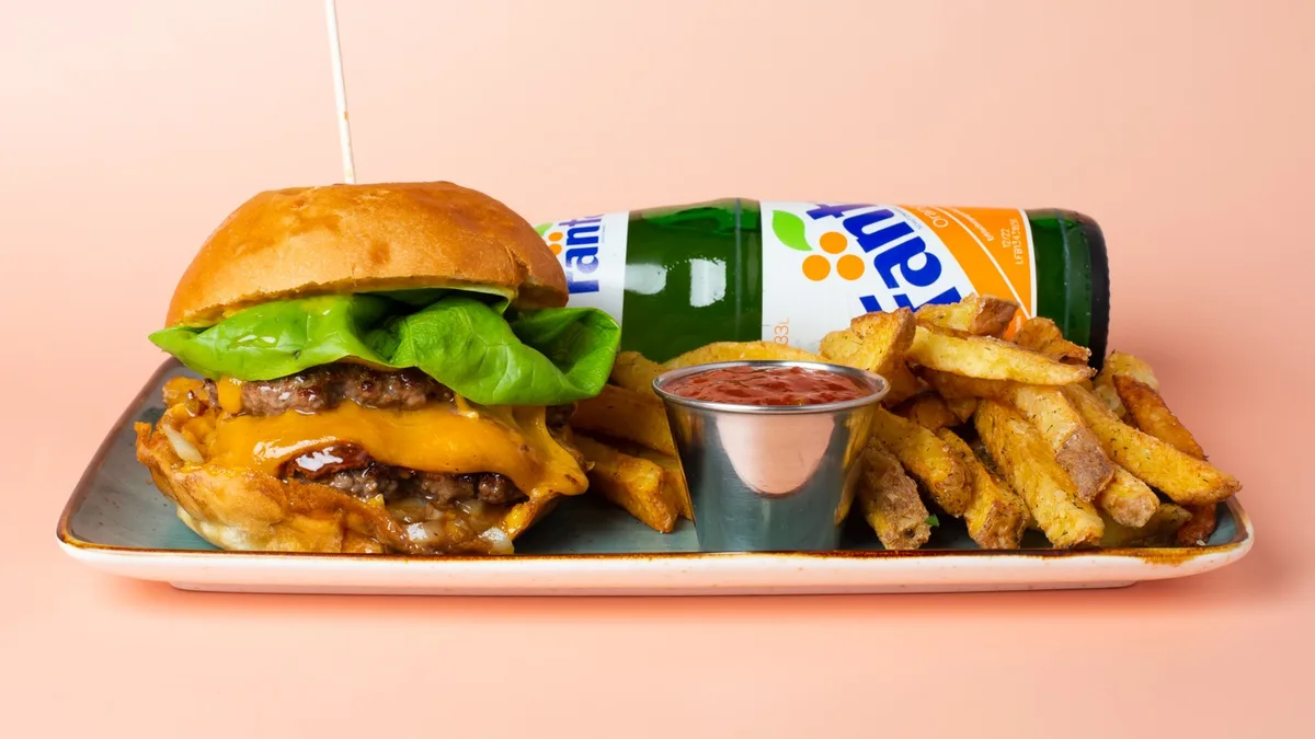 Tora Bora Burger Menü mit Pommes Frites