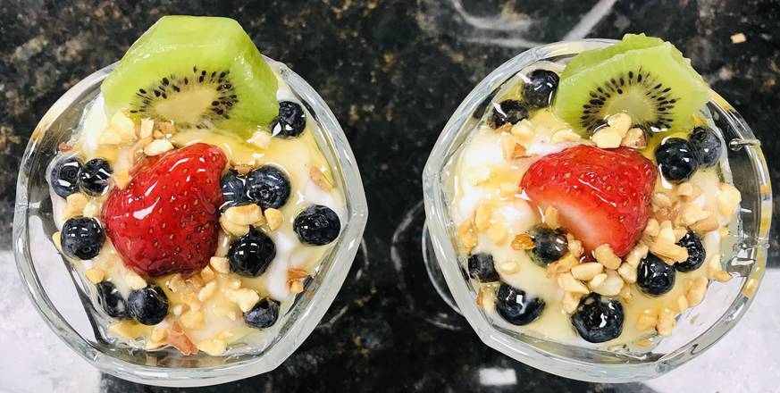 Medium Yogurt With Granola (24oz)
