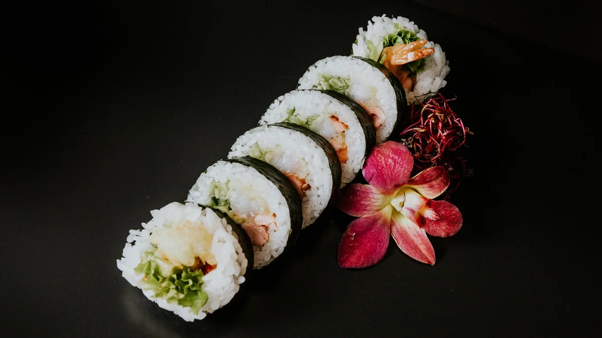 Futomaki grillowany łosoś z krewetką
