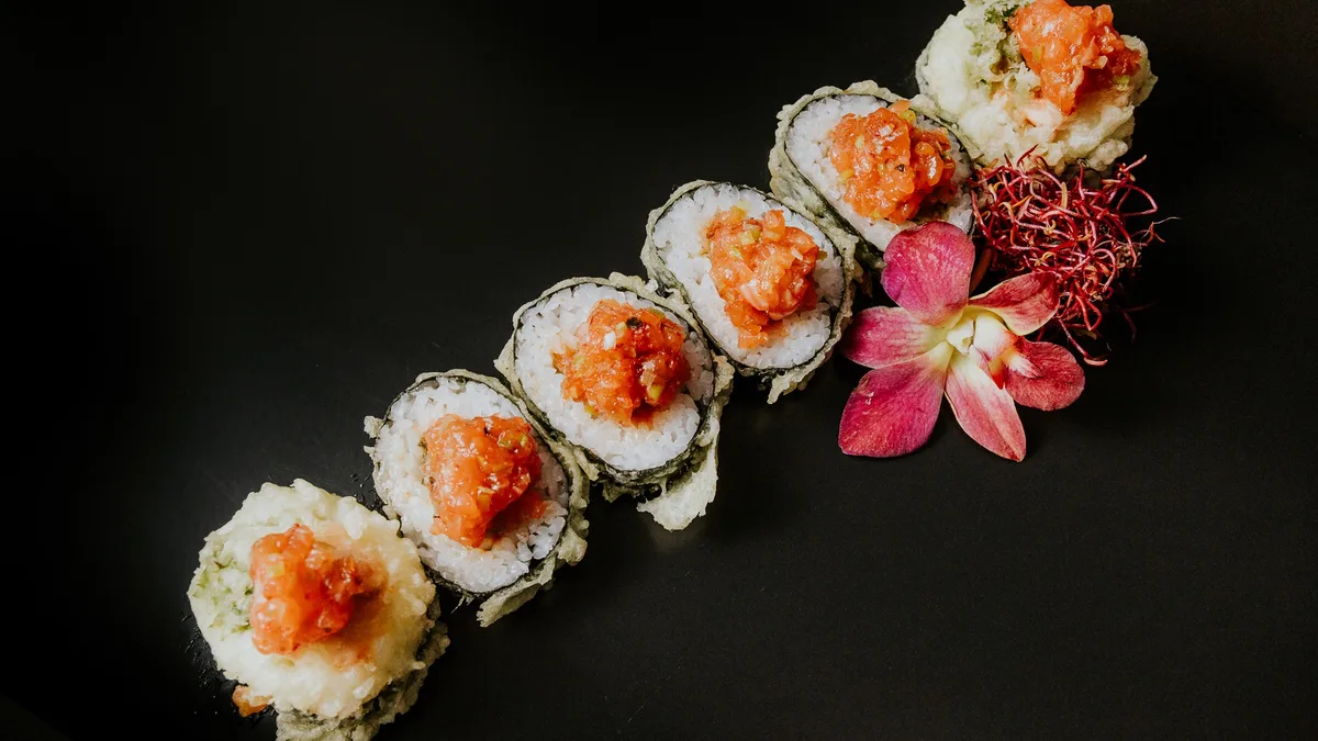 Futomaki tatar łosoś w tempurze